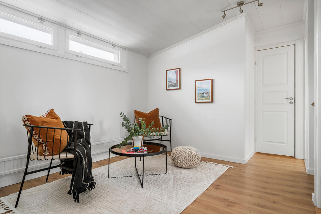 Här möts man av ett allrum. Här ifrån nås övervåningens alla rum