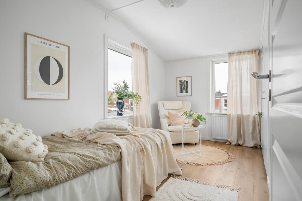 Tack vare hörnläget erbjuds här extra fönster och ett härligt ljusinsläpp