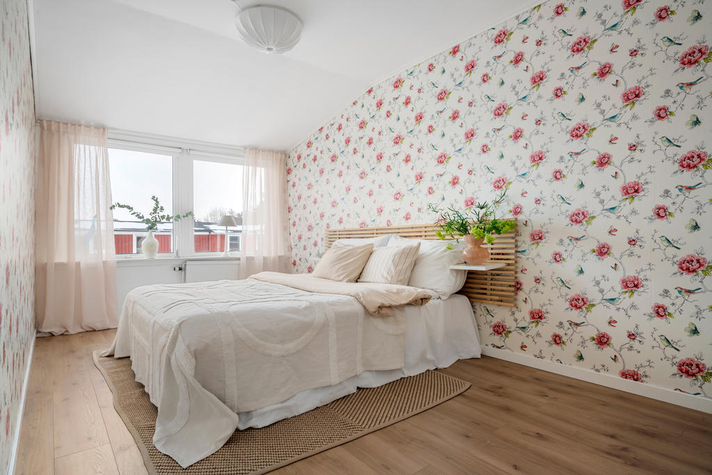 Master bedroom är rymligt och lätt att möblera med både dubbelsäng och tillhörande sängmöbler – här finns även plats för skrivbord eller en garderobsvägg