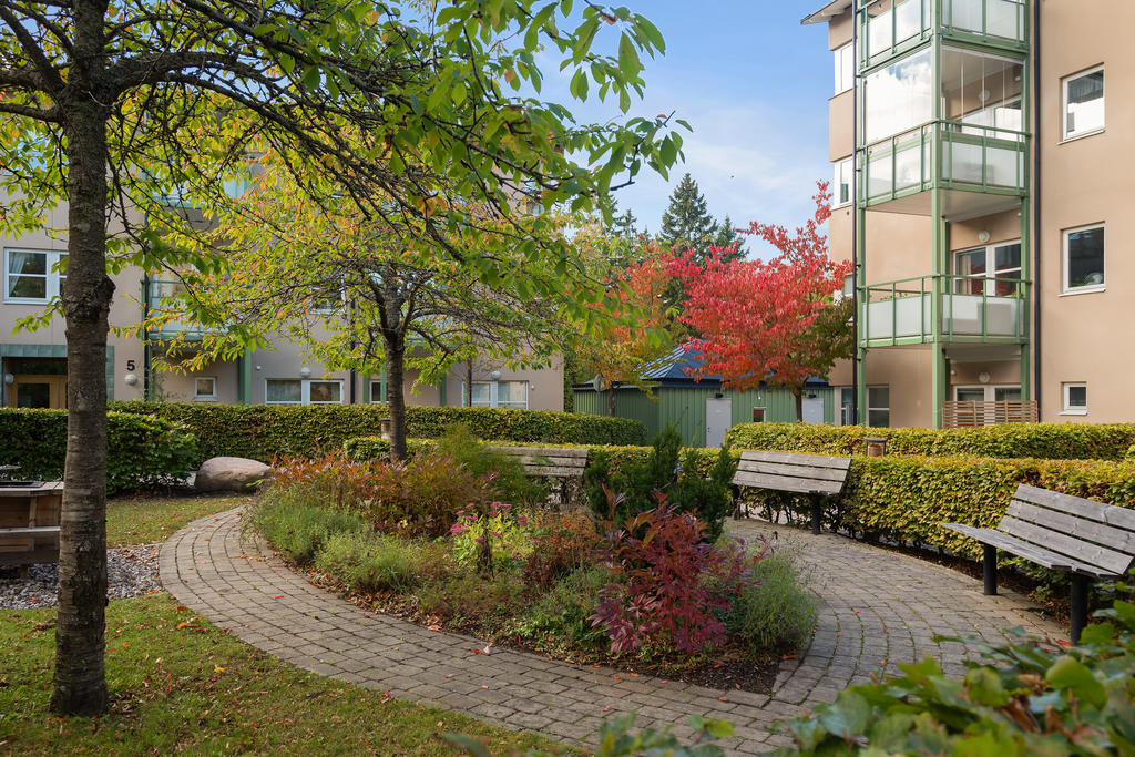 Här kan du med fördel sitta och njuta av vacker grönska