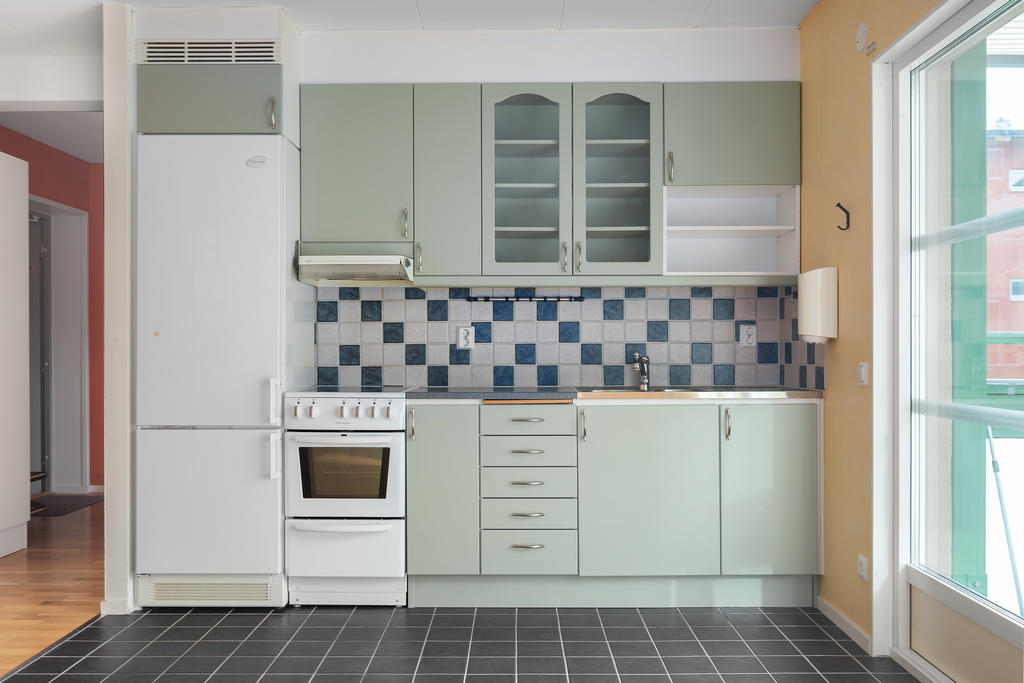 Det charmiga köket erbjuder bra förvaring