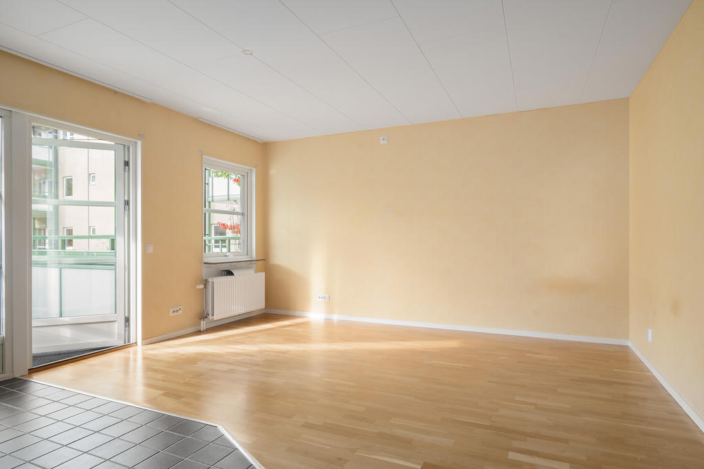 Här finns plats för säng, matplats och vardagsrumsmöbler