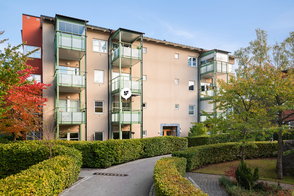 Från balkongen blickar du ut mot den lummiga innergården