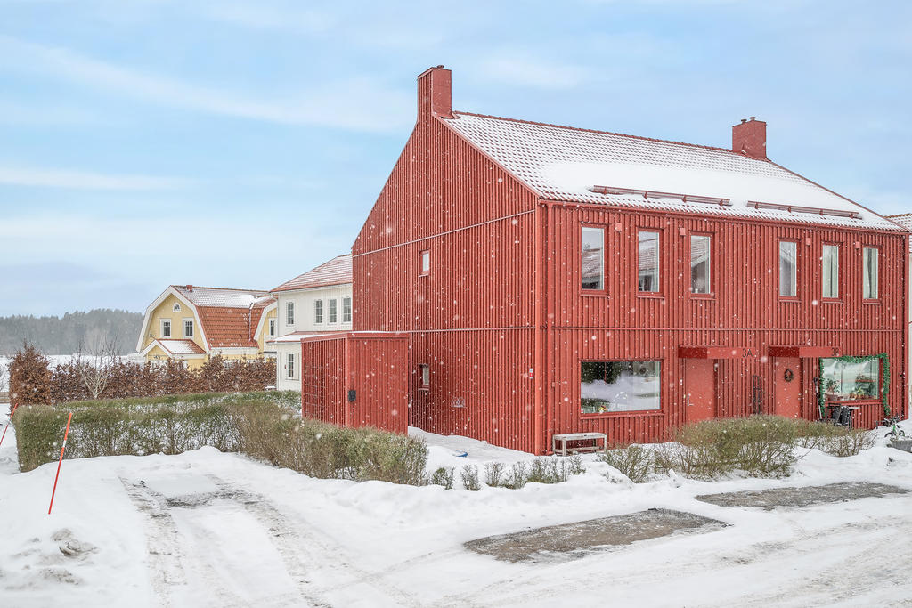 Stor uppfart med plats för flera bilar