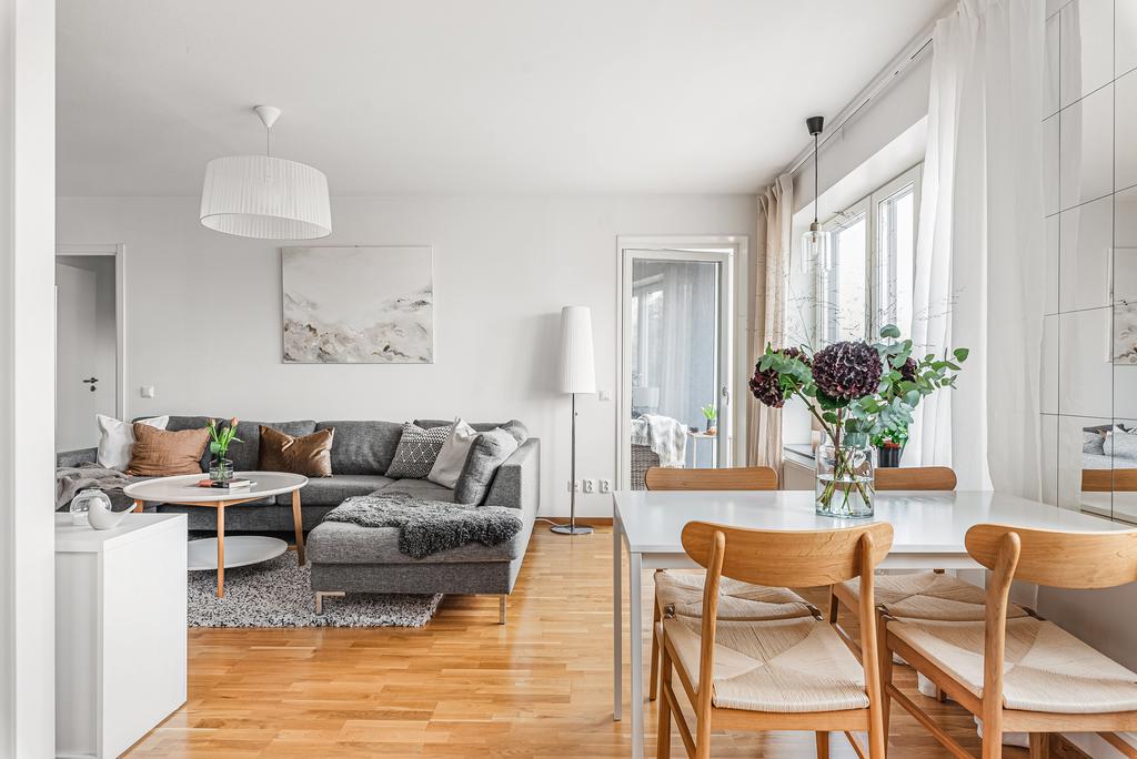 Plats för både soffa och matsalsbord i vardagsrummet