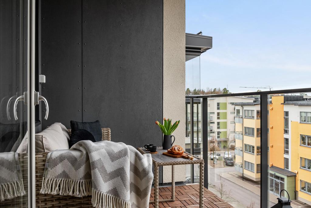 Härlig balkong med trätrall