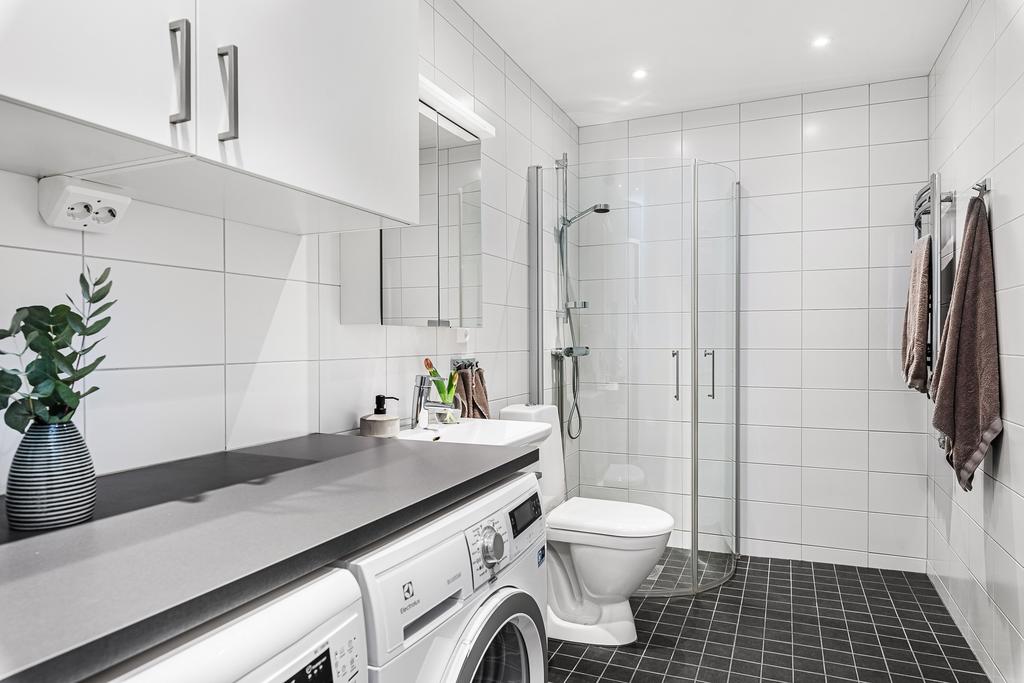 Helkaklat duschrum med tvättavdelning