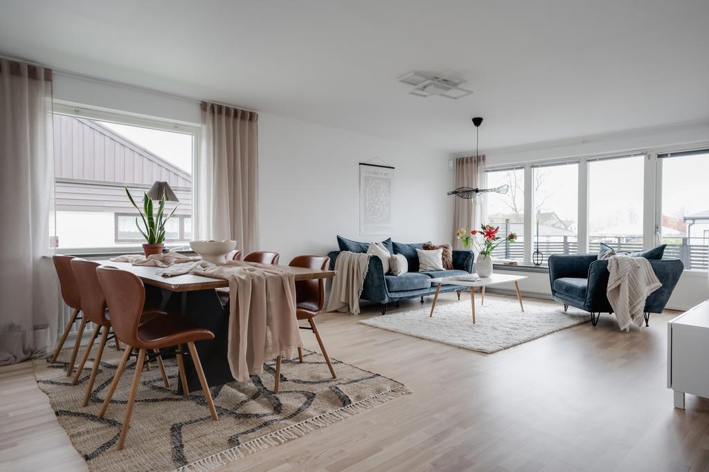 Vardagsrum med plats för stor soffgrupp och matsalsbord