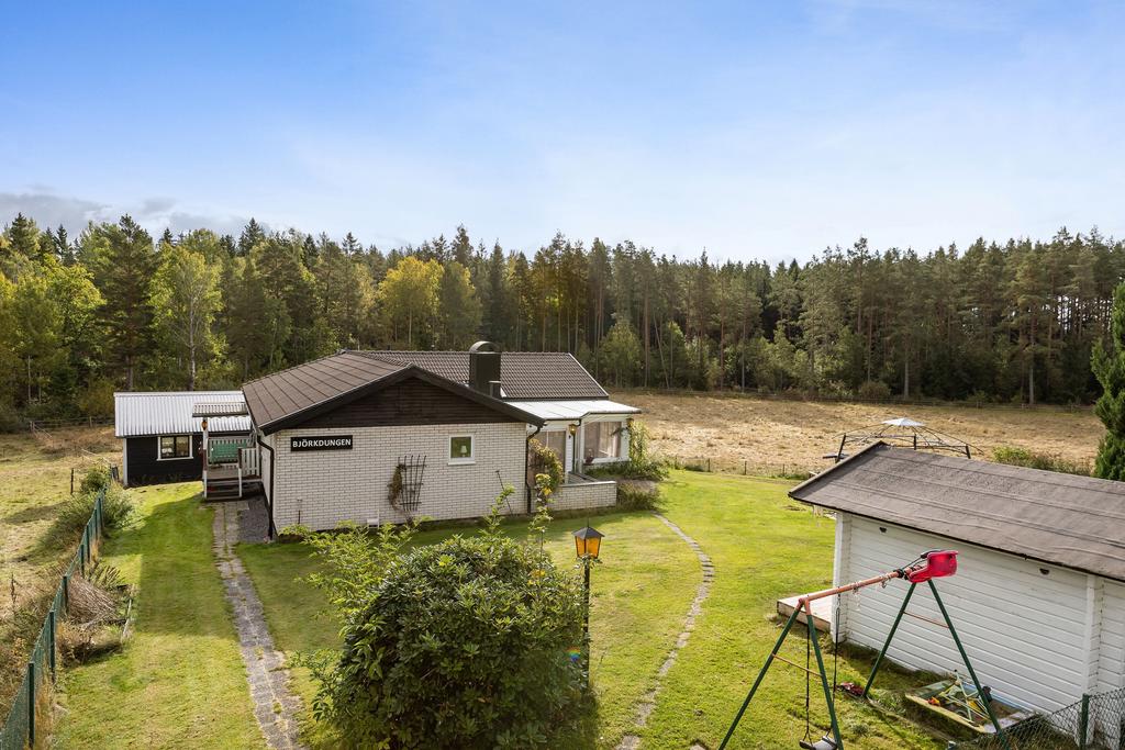 Här bor ni omgiven av hästhagar med skogen alldeles intill.