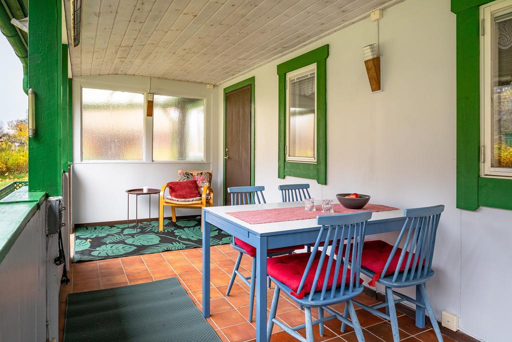 Från altanen finns två entréer till fritidshuset