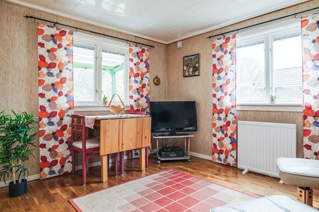 Vardagsrum med fönster åt två håll