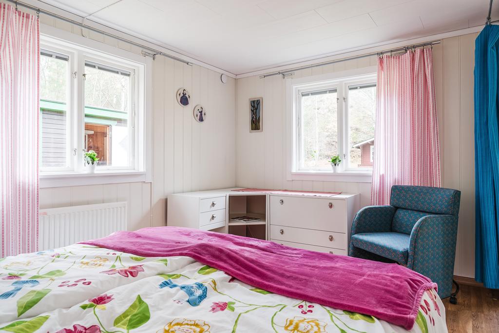 Sovrum 2 med fönster åt två håll
