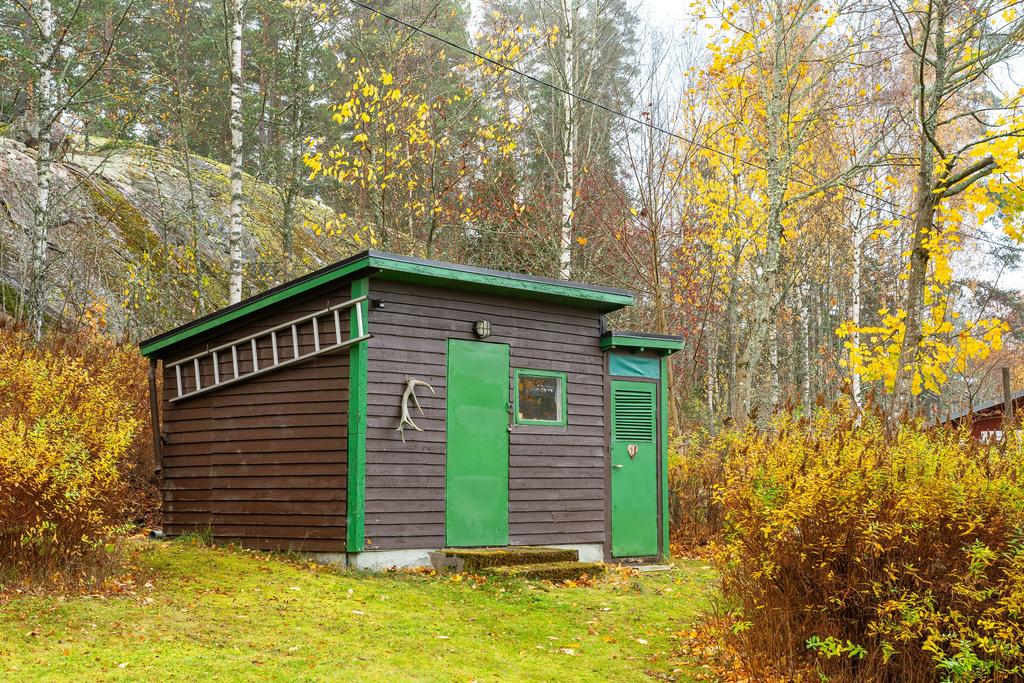 Förrådsbod med utedass