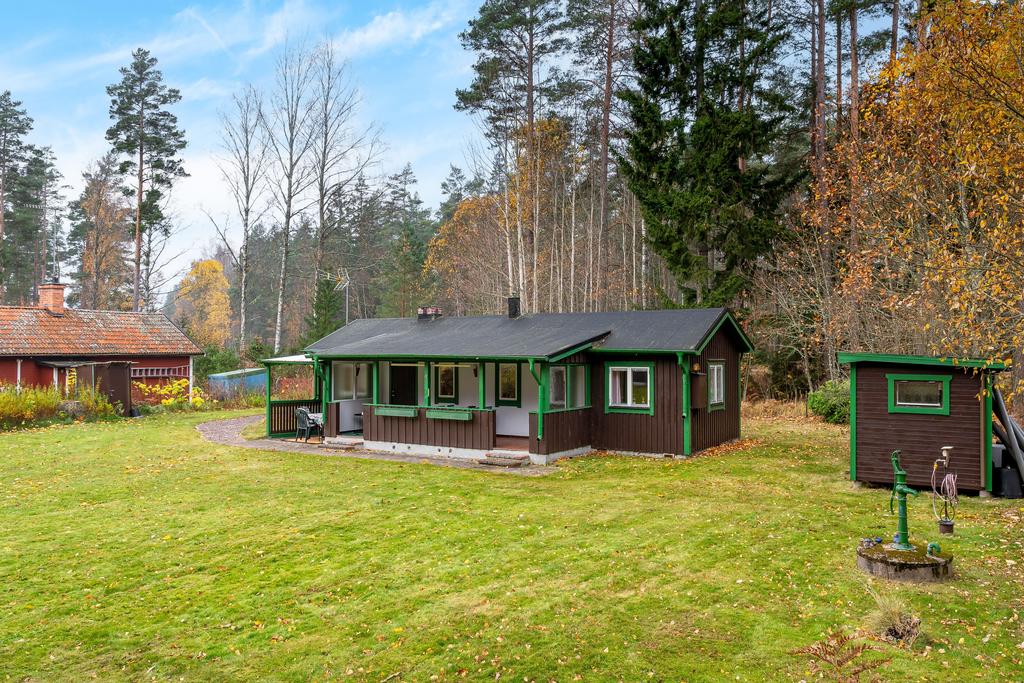 Till höger finns tvättboden ochden borrade vattenkällan