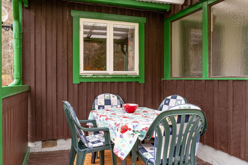 Liten uteplats under tak