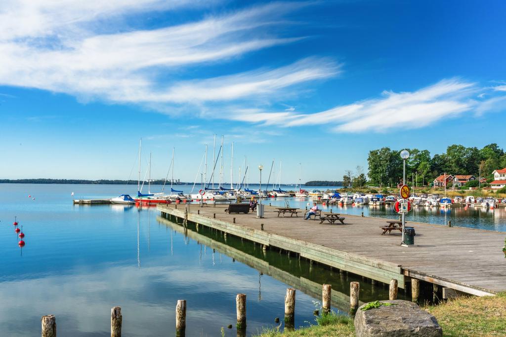 Sandviksbryggan och småbåtshamn ligger bara 6 km bort