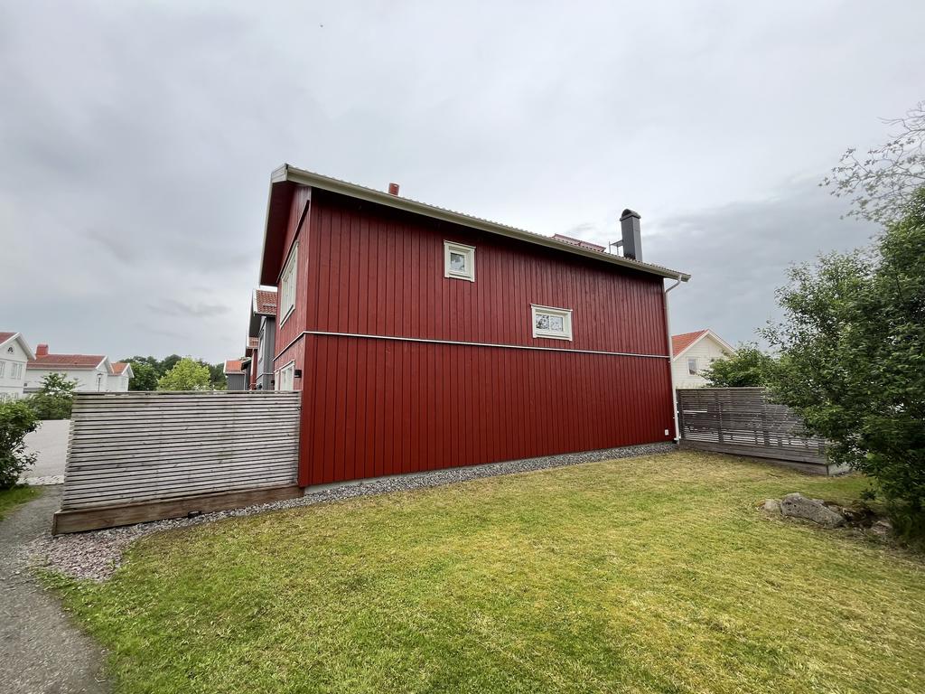 Säljaren har tidigare fått bygglov för att bygga ut huset på denna sidan