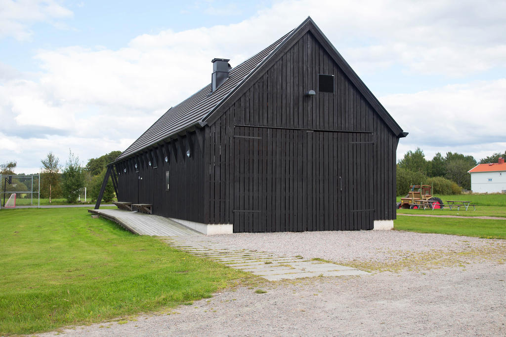 "Svarta ladan" som är samfällighetens gemensamma lokal.