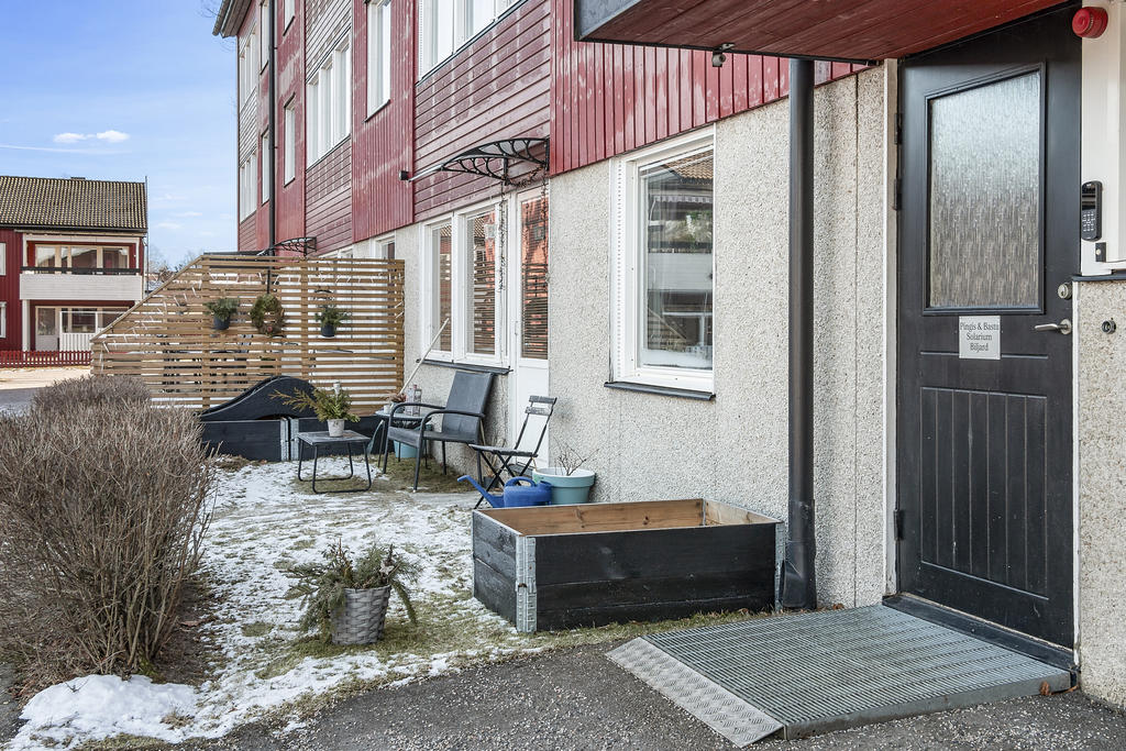 Uteplats som nås från nedre plan