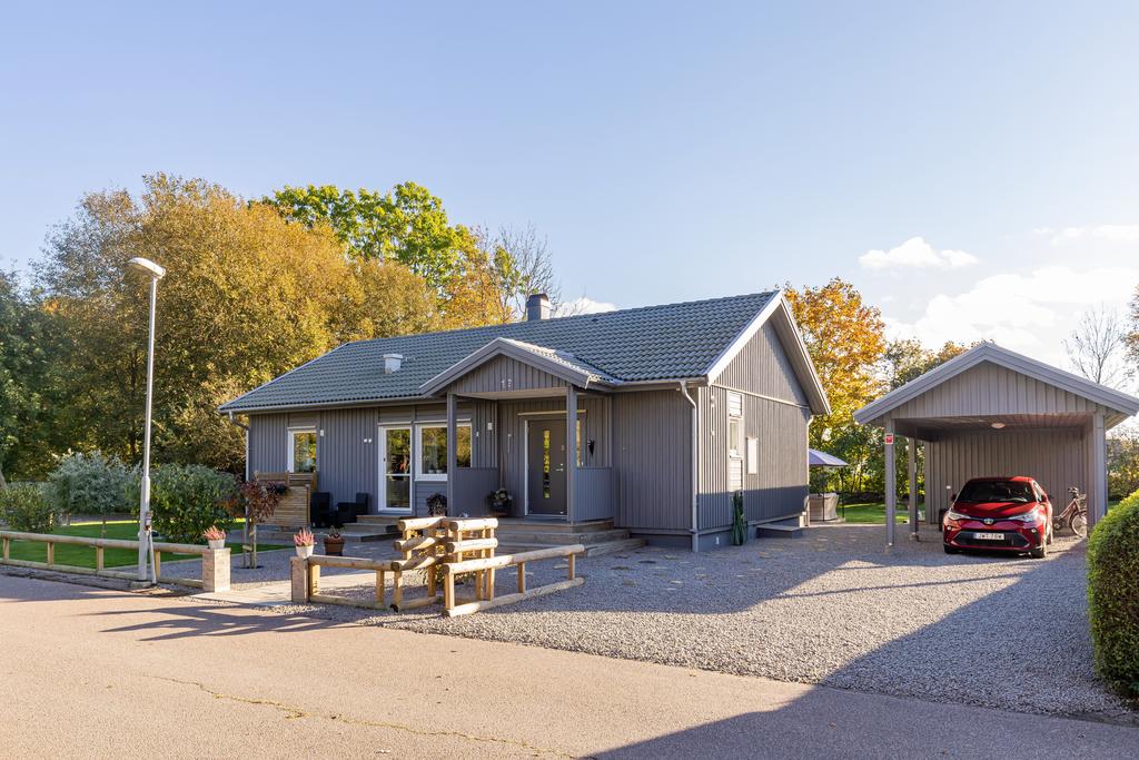 Praktisk carport med isolerat förråd