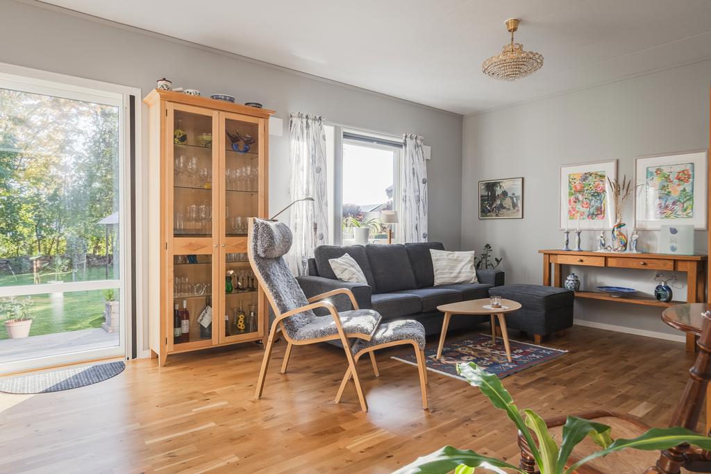 Allrum med utgång till större trädäck på baksidan