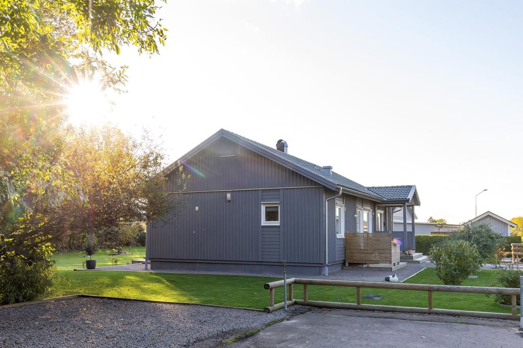 Välskött trädgård samt villa - byggd 2020