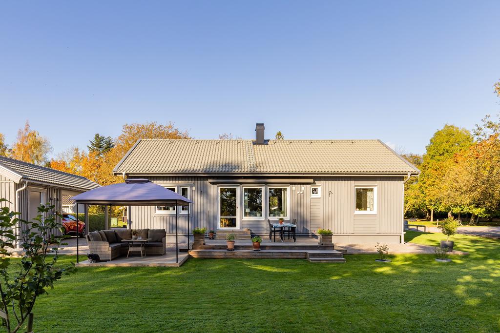 Rymligt trädäck för härliga sommarkvällar
