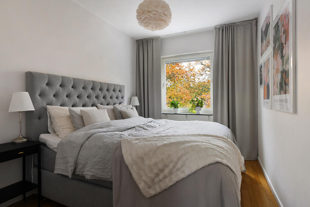 Sovrum med plats för dubbelsäng