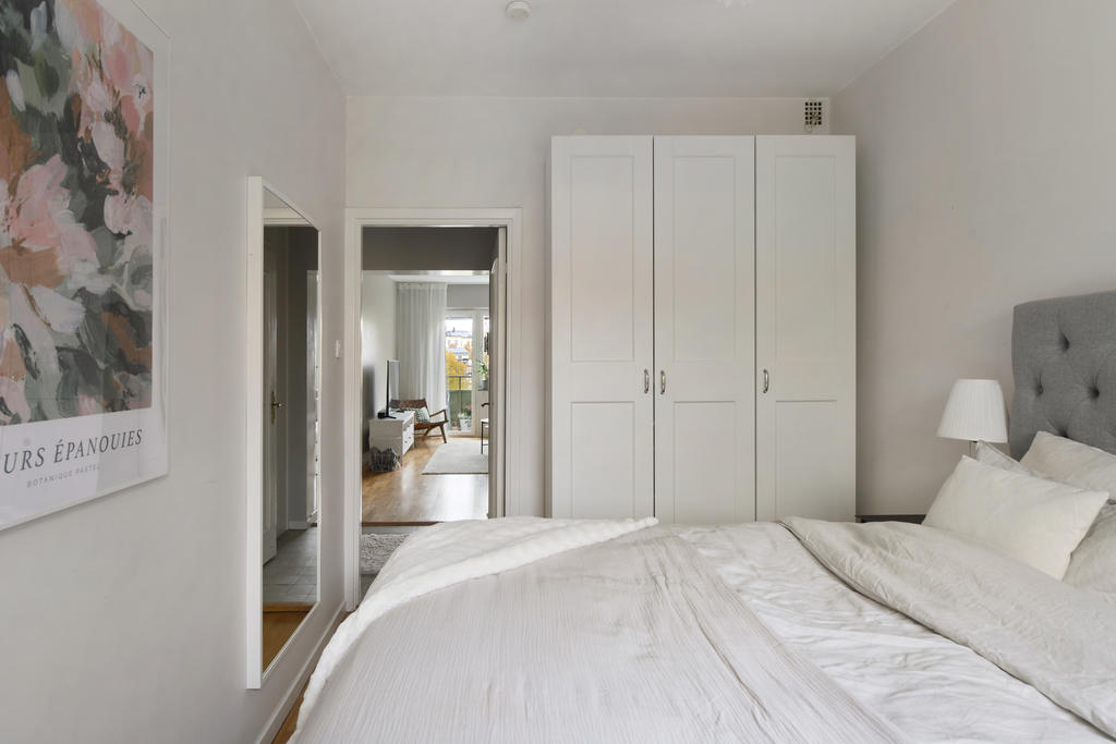 Sovrum med vy mot vardagsrum