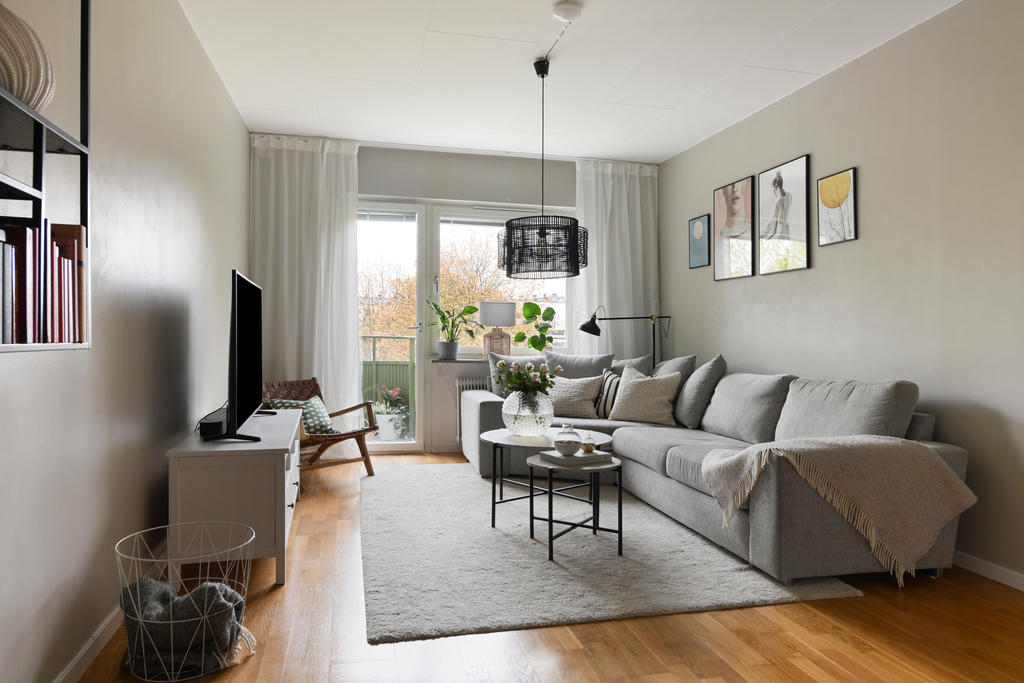 Vardagsrum med utgång till balkongen