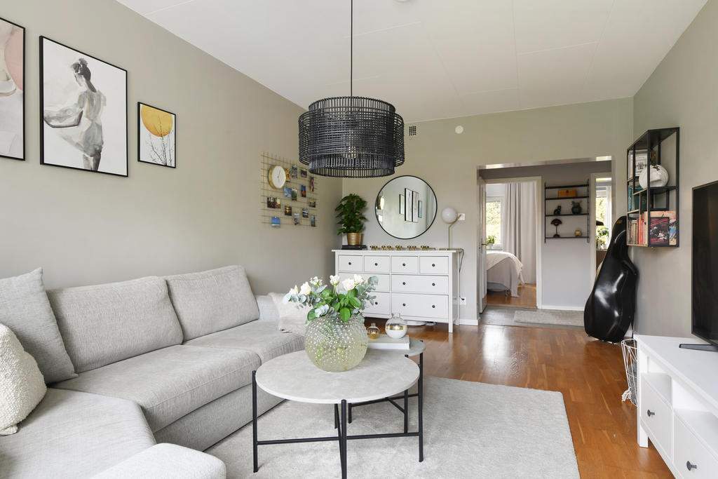 Vardagsrum med vy mot sovrum