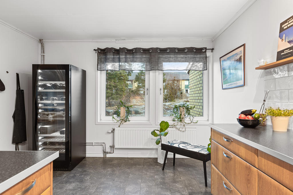 Köket ger plats för matbord vid fönsterpartierna