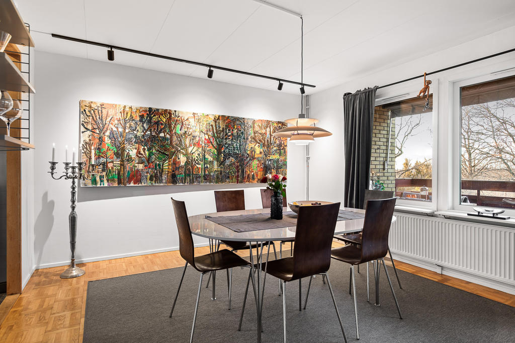 Matplats med fönster ut mot balkongen