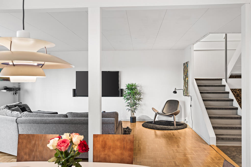 I vardagsrum finns trappa upp till övre plan