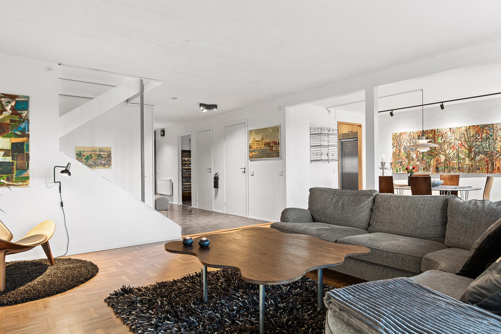 Vardagsrum med öppen planlösning till matplats