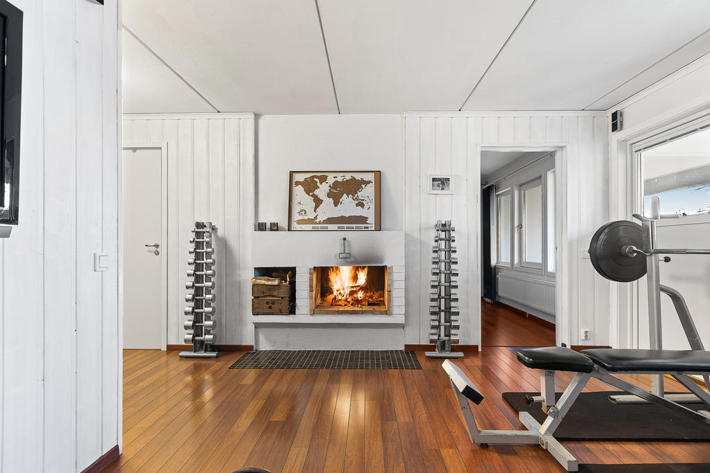Vackert parkettgolv och eldstad!