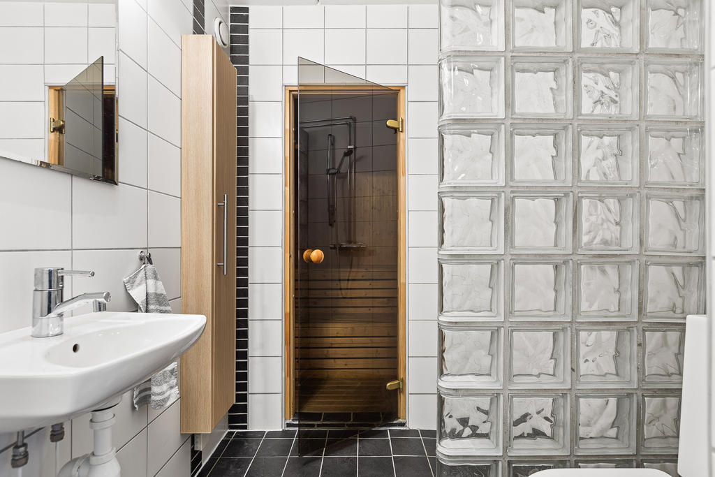 Helkaklat WC & duschrum med bastu!