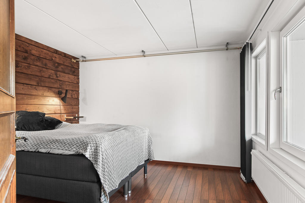 Sovrum med plats fär dubbelsäng