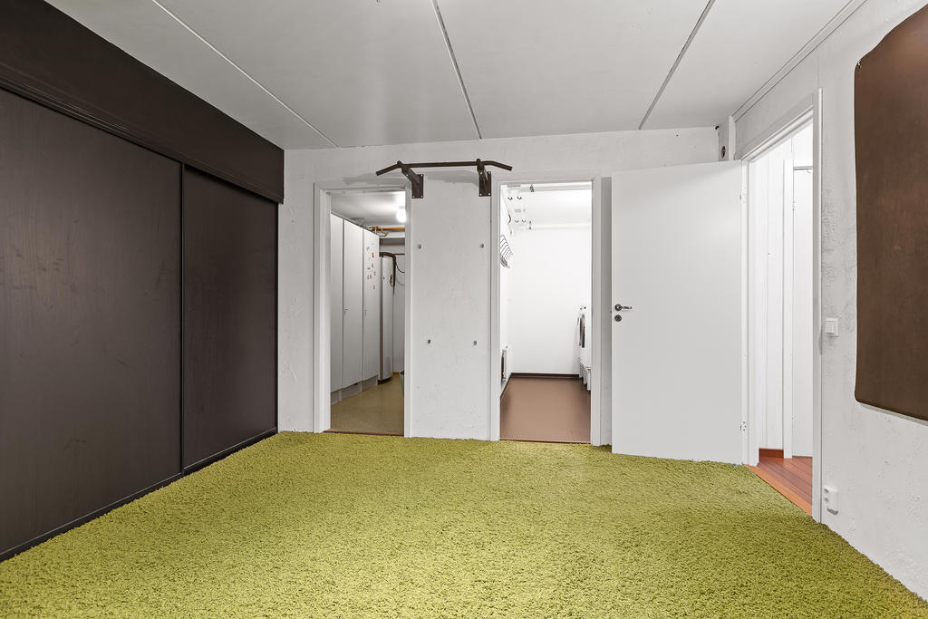 Praktisk tvättstuga och förrådsrum där bergvärmepannan är installerad