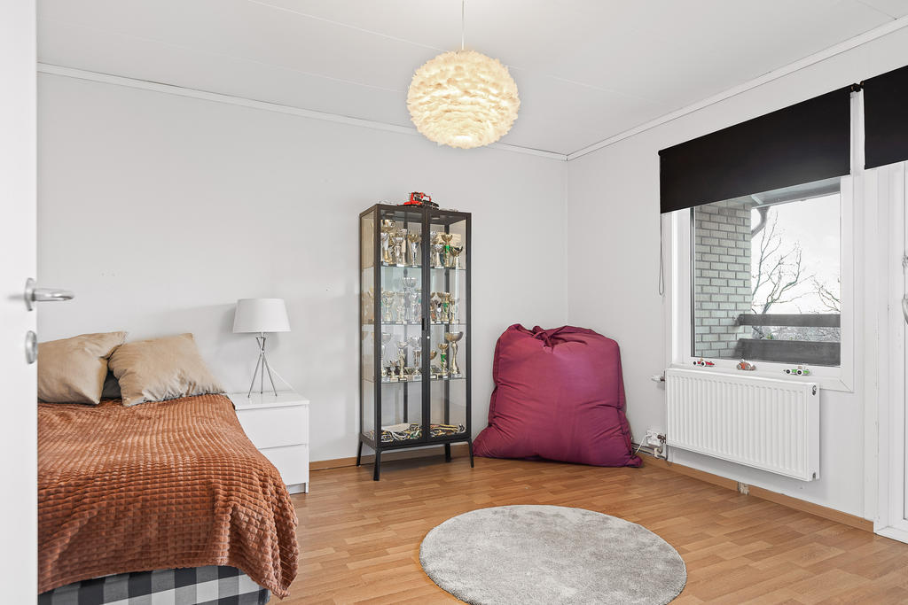 Srora sovrummet med plats för dubbelsäng