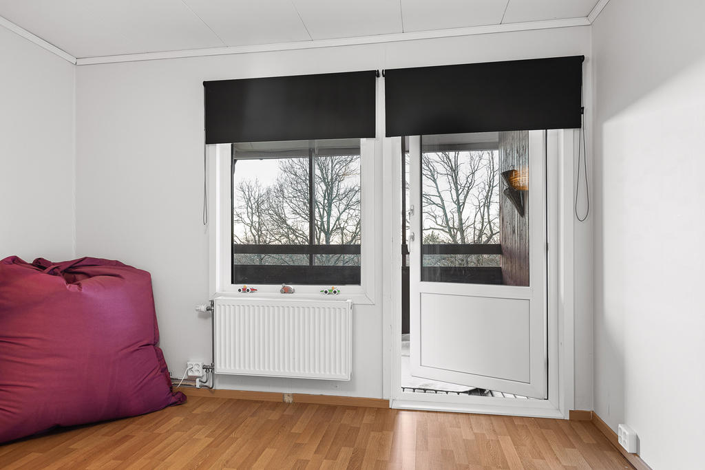 Stora sovrummet med egen balkong under tak