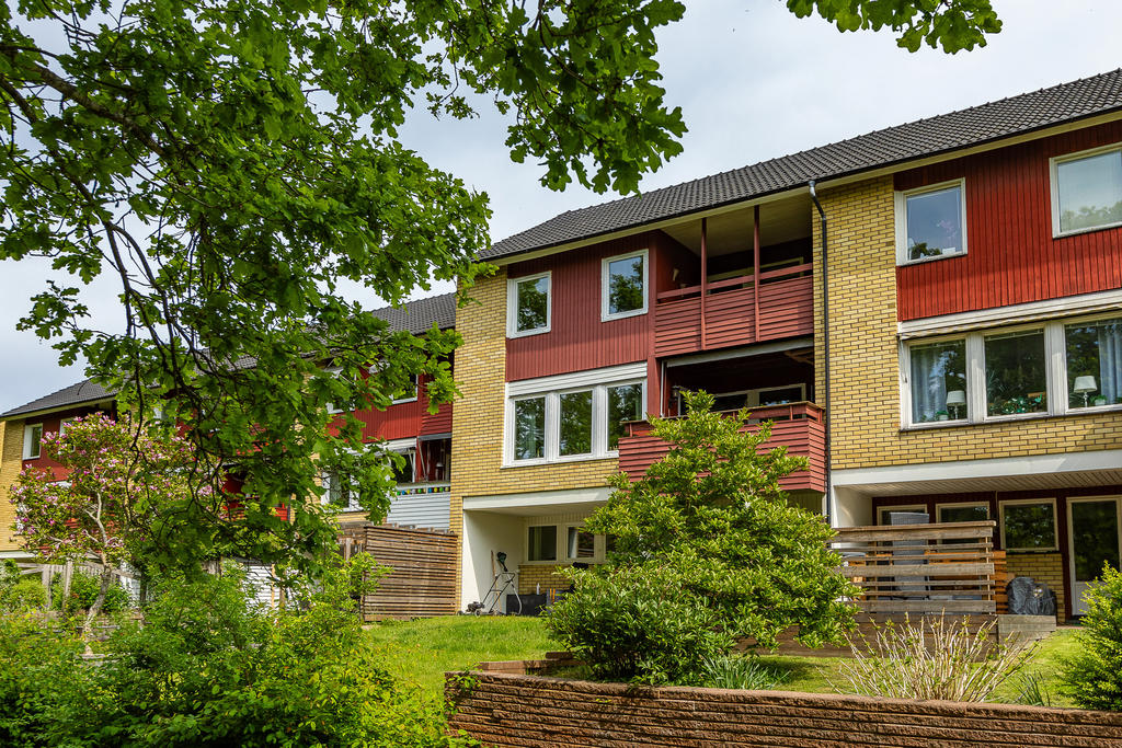 Tre våningar prakiskt radhus med egen liten trädgårdstäppa
