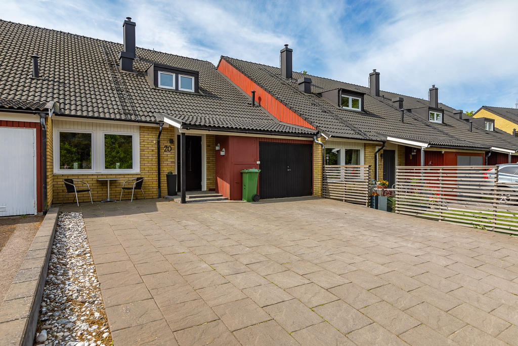 Stenlagd infart för två bilar