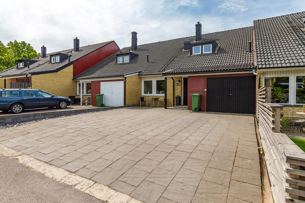 Stenlagd infart för två bilar