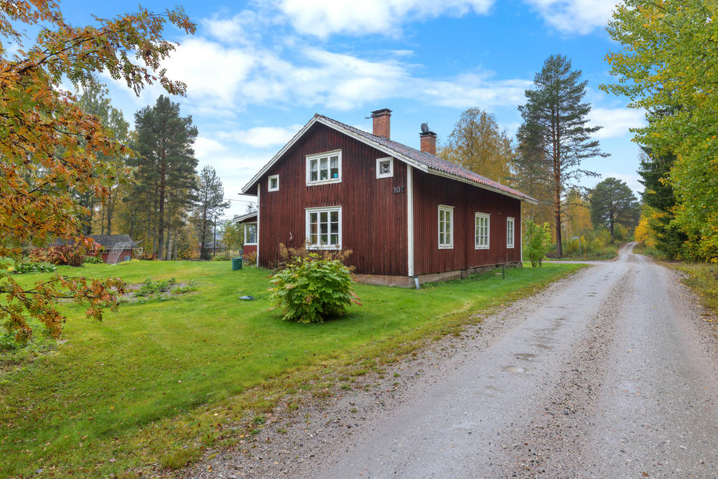 Fasad i nordöst med Brobergsvägen precis utanför tomten. 