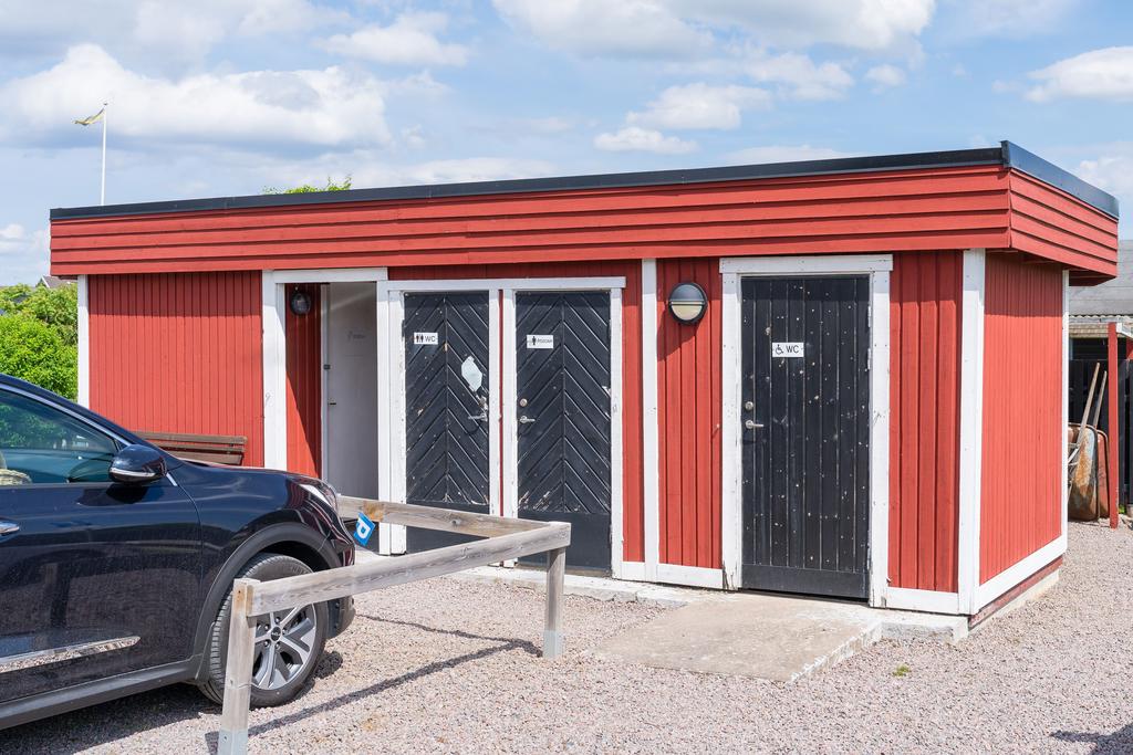 WC, dusch och parkeringsplatser finns tillgängliga inom kort räckhåll