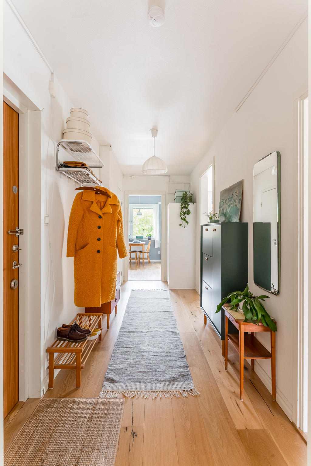 Hall med plats för avhängning och enkelt möblemang.