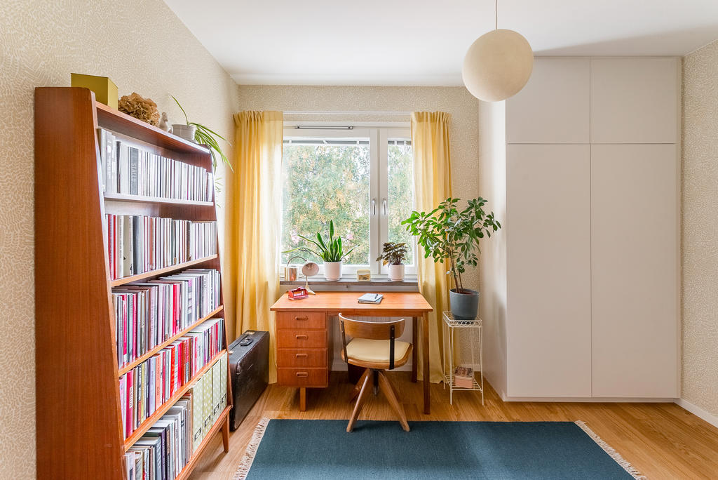 Sovrum med platsbyggda garderober.