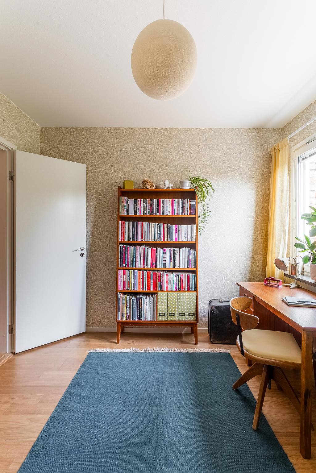 Sovrum med plats för säng och annat möblemang.