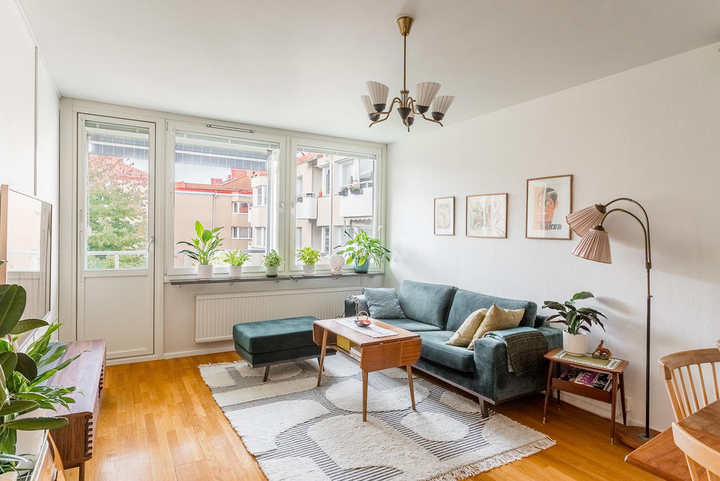 Vardagsrum med utgång till bostadens balkong i västläge.